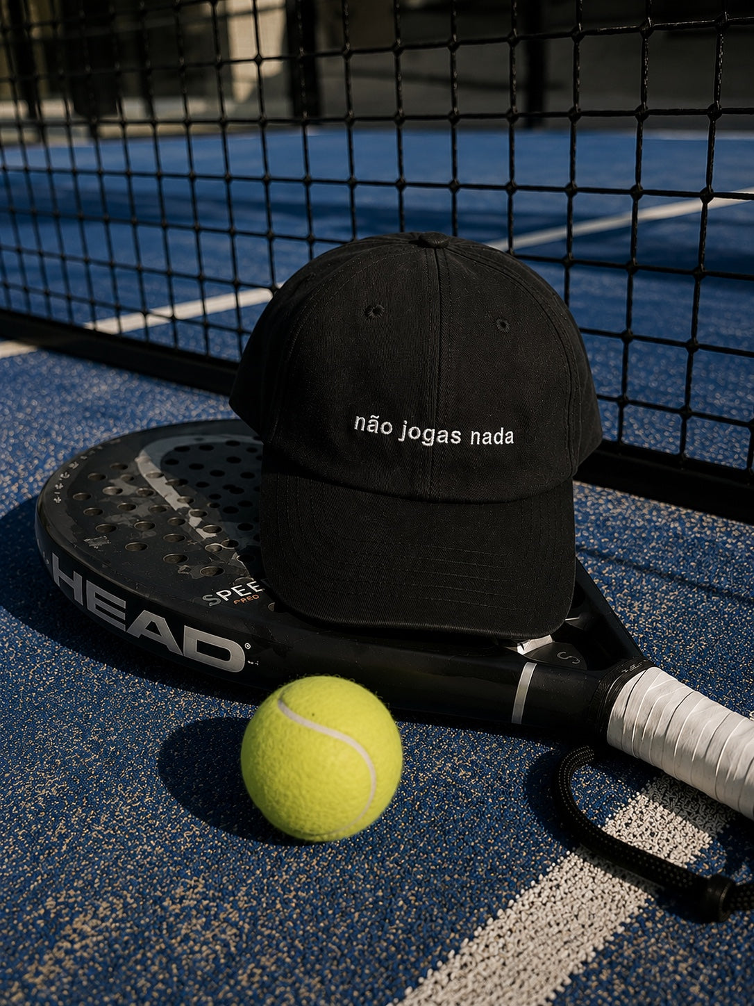 Chapéu bordado Cavillator da coleção Desporto num campo de padel